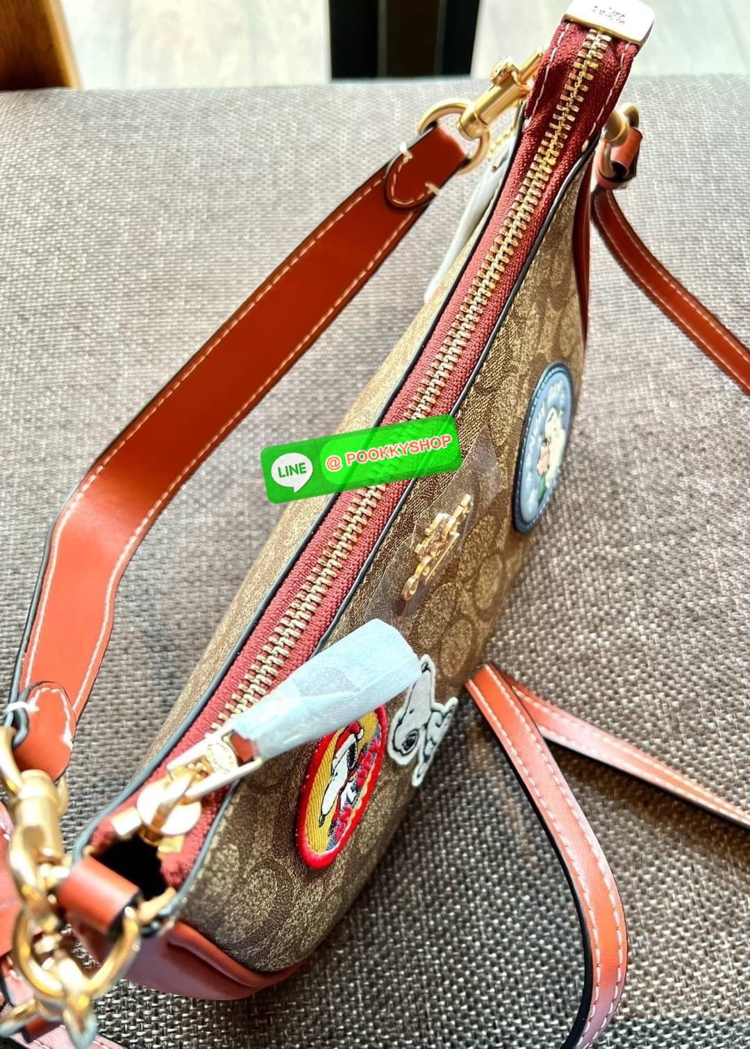 COACH X PEANUTS TERI SHOULDER BAG IN SIGNATURE WITH PATCHES ((CE848)) 📣พร้อมส่งที่ไทย ห้ามพลาด สวยก่อนใครค่าา! กับกระเป๋าคล้องไหล่หรือสะพายแบบครอสบอดี้ร์ หนังแท้สวย ☃️ด้านหน้าปักลวดลายSnoopy+Snow น่ารักๆน่าใช้มากๆ เปิด-ปิดกระเป๋าด้วยซิปภายใ