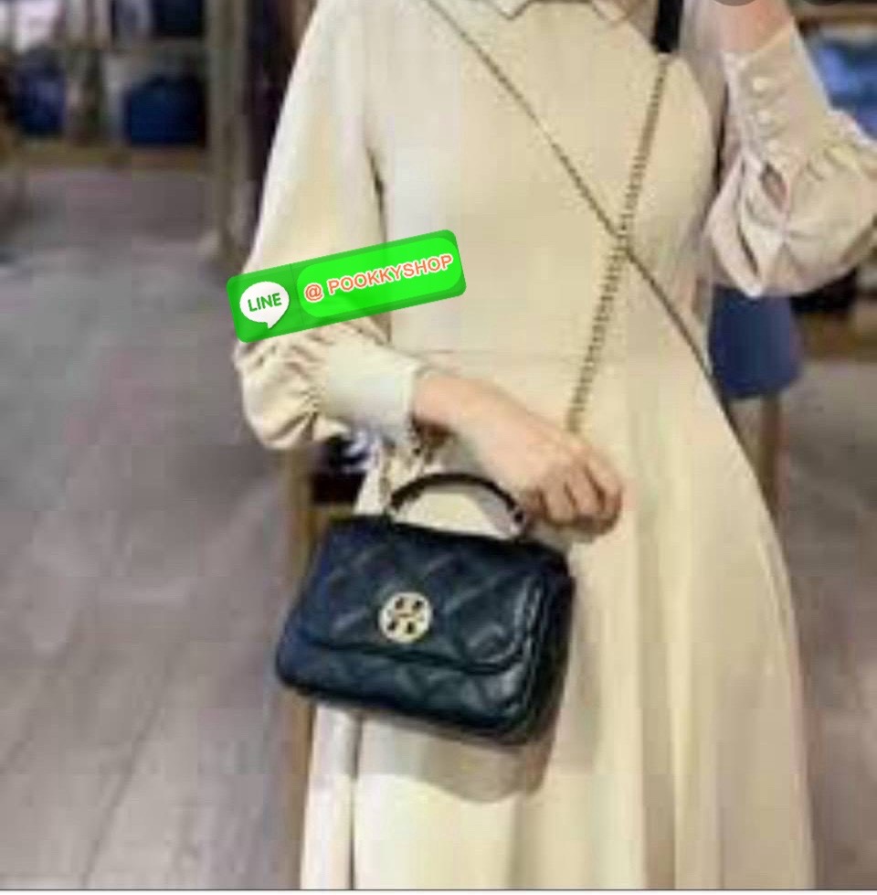 🖤 Tory Burch Willa Mini Top Handle Bag💚 • กระเป๋าหนังแท้เย็บลาย Diamond Quilt พร้อมโลโก้ Tory Burch สีทองกลางใบ • ทรง Mini Top Handle ถือได้ สะพายได้ สายโซ่ทองถอดได้ ปรับเป็น crossbody ได้สบาย