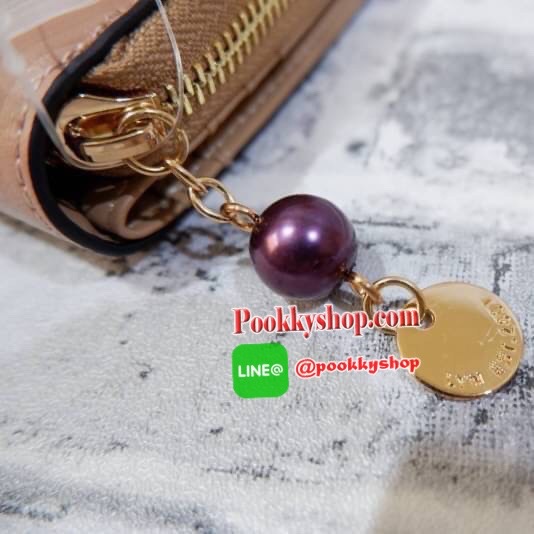 Lyn กระเป๋าสตางค์ใบยาว ด้านหน้าปั๊มโลโก้แบรนด์ แต่งโลหะทอง ด้านในมีช่องใส่บัตรเยอะมาก และมีช่องซิบ ตัวจับซิบแต่งไข่มุกเม็ดโตๆห้อยป้ายโลหะปั๊มโลโก้แบรนด์ด้วยสวยมากเกินหน้ามากค้าาา