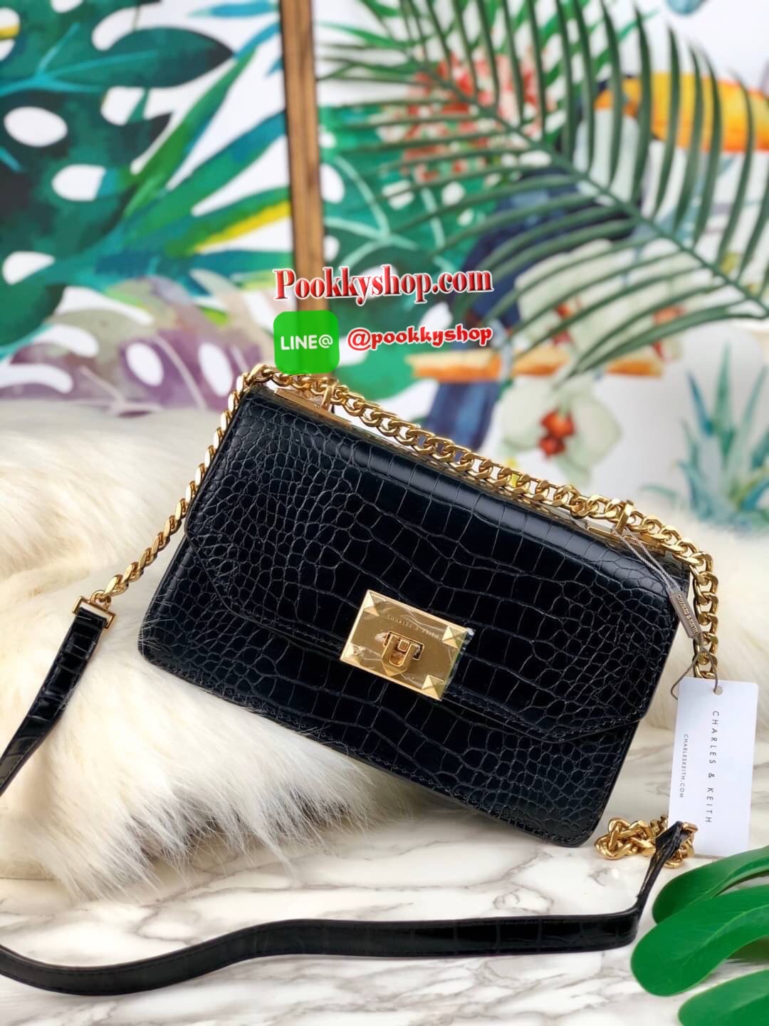 กระเป๋าสะพาย/ถือลายจระเข้รุ่น CHARLES & KEITH CROC-EFFECT CHAIN STRAP CROSSBODY BAG ด้านหน้าปั๊มแบรนด์ เปิดปิดแบบเปิดล็อก ด้านในแบ่งออกเป็น 2 ช่องใหญ่ มีช่องซิปตรงกลาง ช่องการ์ด 4 ช่อง ด้านในสามารถใส่กระเป๋าเงินใบกลางได้ /iPhone plus สายสะพายเป็นสายโซ่ครึ