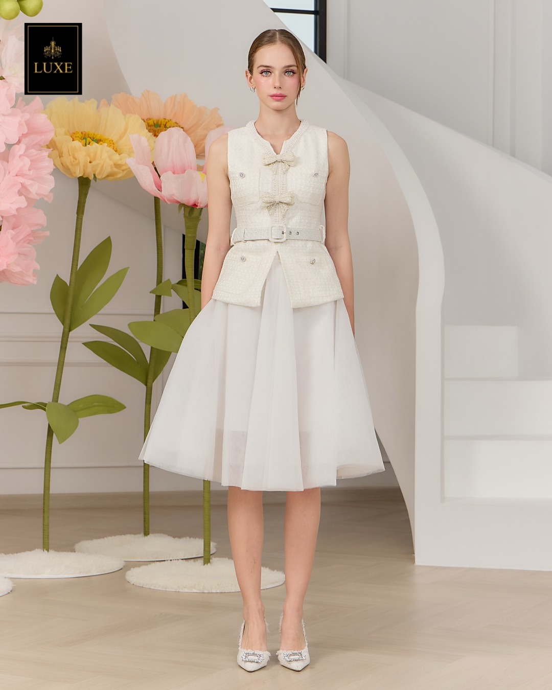 เสื้อแฟชั่น เสื้อแขนกุด ทรงเข้ารูป ชายเสื้อยาวปิดสะโพก มาพร้อมเข็มขัดผ้าในตัว