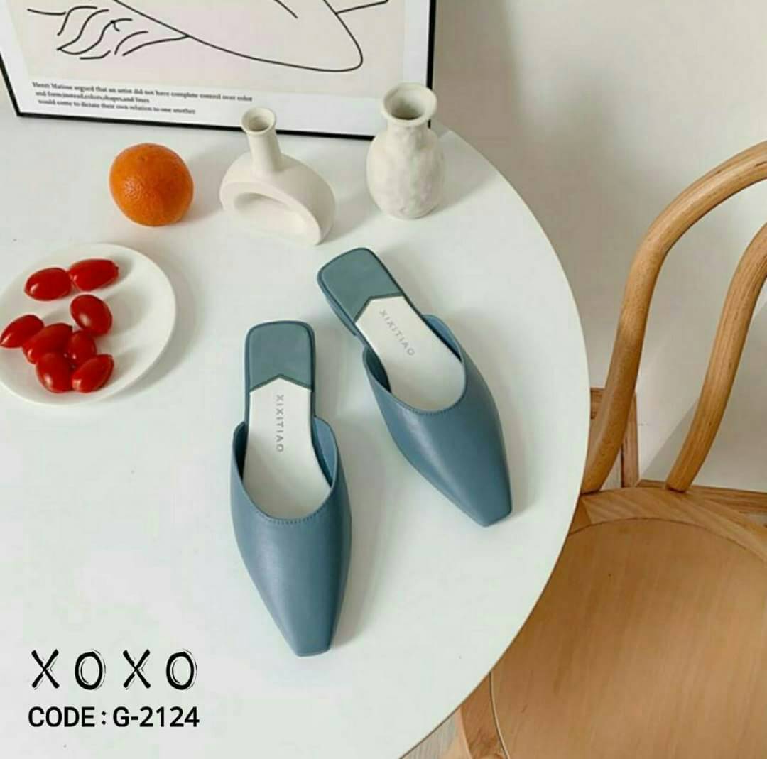 สินค้าพร้อมส่ง งานอย่างดี พร้อมกล่อง แตะสวม ใส่สบาย น้ำหนักเบา โดนน้ำได้ ด้านหน้าเชฟไล่วี ใส่แล้วเก็บทรงเท้า ดูขาเรียวยาว สีพสาเทล แมทส์ชุดง่าย มีส้นเล็กน้อยกำลังใส่สบาย วัสดุ PVC