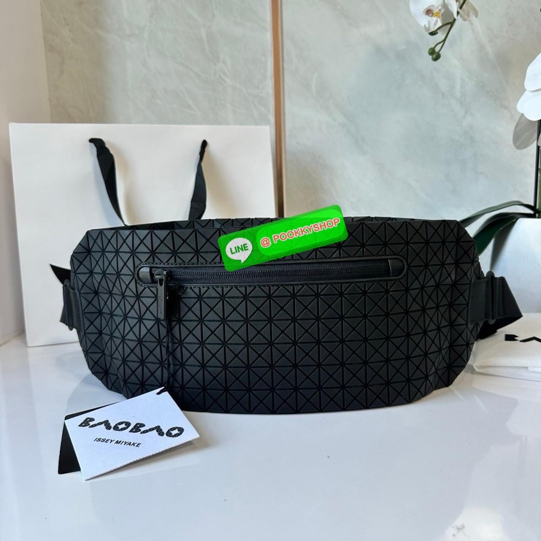 BaoBao Issey Miyake baton belt bag 🔖กระเป๋าคาดเอว/คาดอก เอกลักษณ์โดดเด่นตลอดทั้งใบ สุดเทห์ น้ำหนักเบาพกพาสะดวก 🔖วัสดุ: โพลียูรีเทนผสมหนัง 🔖เปิด-ปิดแบบซิปบน และมีช่องซิปด้านหน้า ภายในมีช่องแยกสัดส่วน 2 ช่อง ซับในผ้าไนลอน 🔖สา