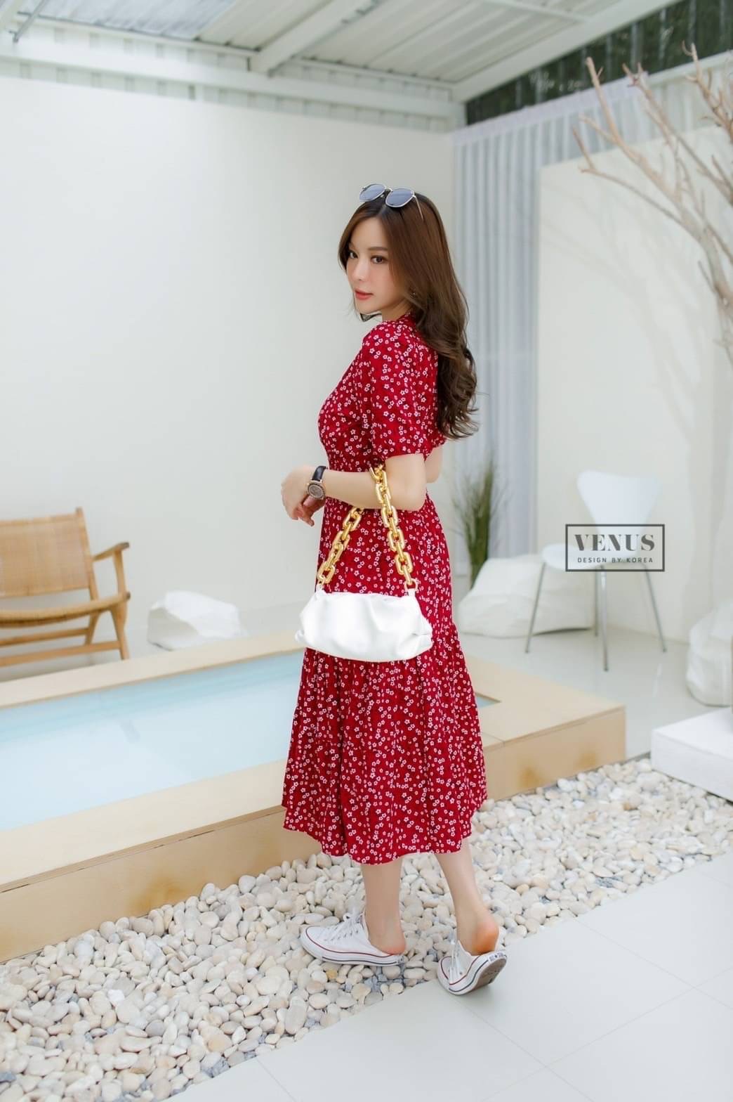 'm Lady By Venus Flora Maxidress แม๊กซี่เดรสพิมพ์ลายดอกไม้ คอวีทรงป้ายอก ช่วงอกแต่งจั๊มยืดตามตัวนะคะ แม๊ทกับรองเท้าผ้าใบก็น่ารักคะ