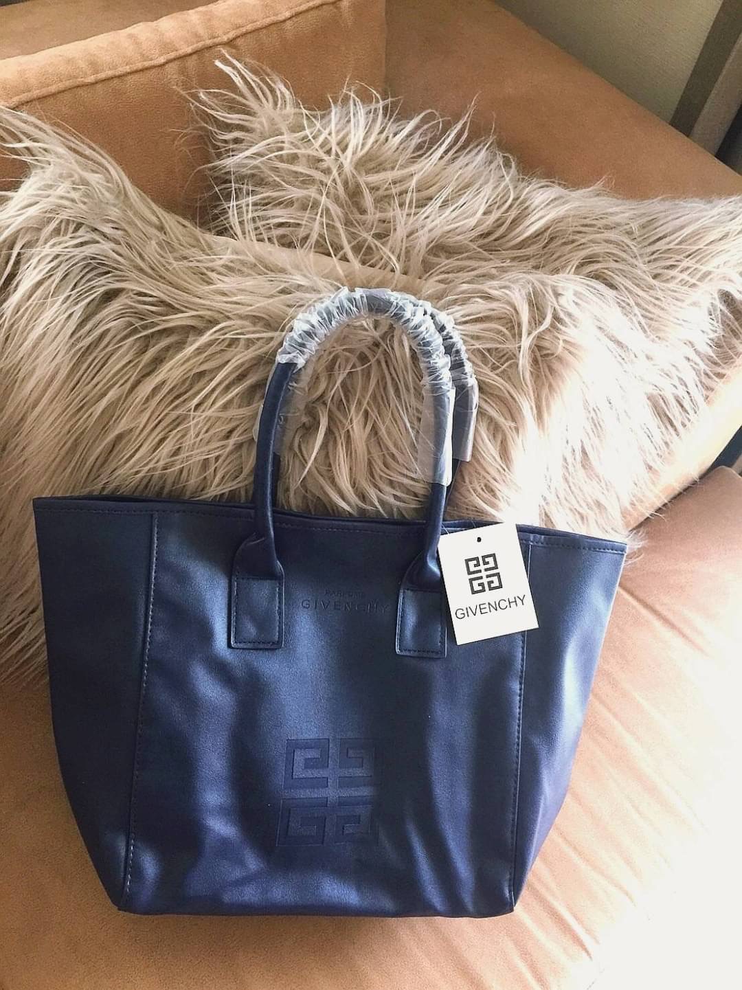 Best Seller! Givenchy Black Soft Leather Shoulder Handbags (Limited edition) กระเป๋าถือหรือสะพายพรีเมี่ยมของเเท้จาก "Givenchy Perfume Counter" วัสดุหนังนิ่มเรียบสีดำด้านหน้าปั้มโลโก้แบรนด์ GV ภายใน Polyester 100% สีดำสกรีนโลโก้สวยดูดี เปิดปิดด้ว