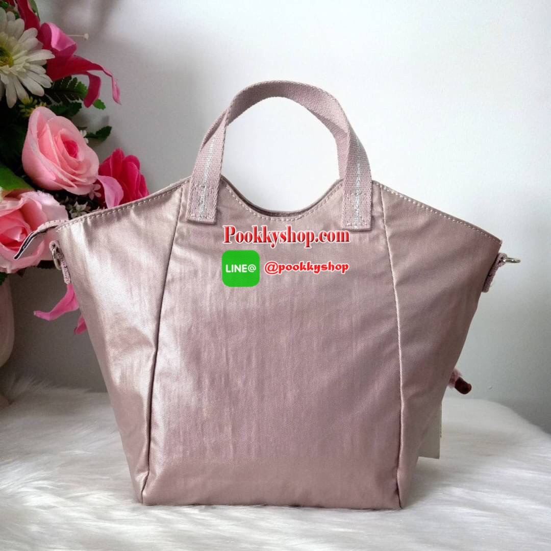 KILING NORI Handbag & Shoulder bag กระเป๋าถือหรือสะพายขนาดกลาง ทำจากวัสดุ ผ้า Nylonเคลือบ+Polyester น้ำหนักเบา จุดเด่นที่ช่องหลักมีขนาดใหญ่ พร้อมช่องซิปแยกย่อย สามารถใส่สัมภาระได้เยอะ มาพร้อมสายสะพายยาว สามารถปรับระดับได้ตามความต้องการ มีพวงกุญแจลิงห้อยตา