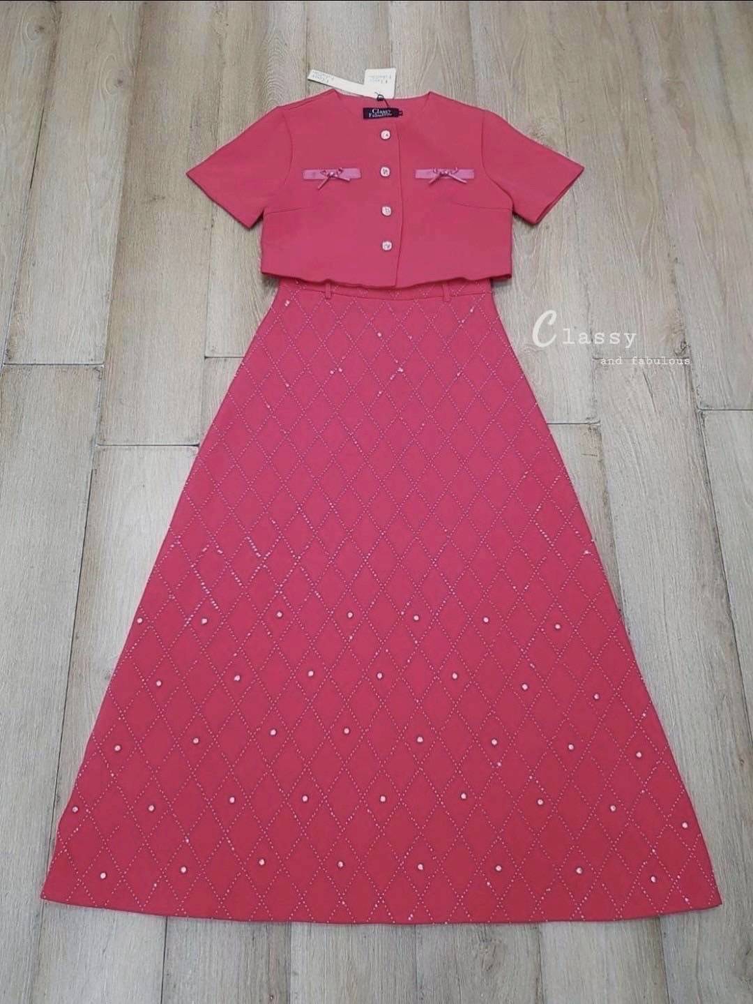 ชุดเซทแฟชั่น set เสื้อผ้าพื้นคอกลมแขนสั้นติดโบว์กระดุมเพชรด้านหน้า + กระโปรงยาวเพชร