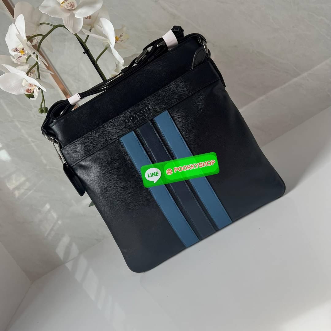 COACH F26068 CHARLES CROSSBODY IN SIGNATURE CANVAS WITH VARSITY STRIPE 🔖กระเป๋าสะพายและคอสบอดี้ โดดเด่นด้วยแทบตัดสีฟ้า 🔖วัสดุ:หนังแคนวาสตัดหนังแท้ 🔖เปิด-ปิดด้วยซิป ภายในมีช่องลับ 2 ช่อง มีช่องซิปแยก 🔖สายสะพายสามารถปรับระดับ