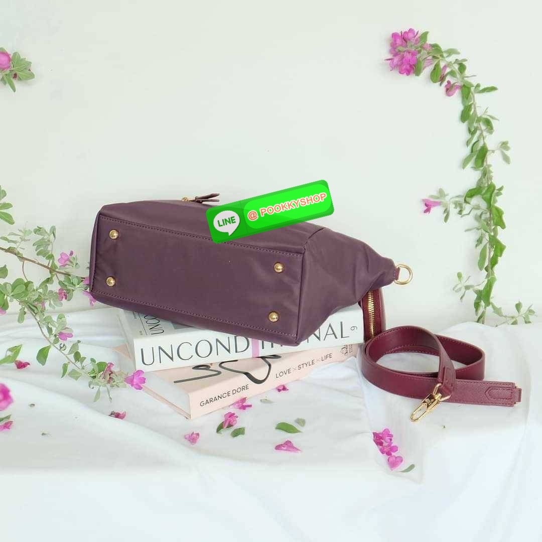 รุ่น KANNY with zipper รุ่นนี้พัฒนาต่อยอดมาจากรุ่น KANNY คอลเลคชั่นเดิมที่เป็นหนึ่งรุ่นที่ขายดีของทางแบรนด์เพราะเป็นกระเป๋าที่ฟังชั่นตอบโจทย์การใช้งานมากที่สุด 📍ตัวกระเป๋าน้ำหนักเบามาก 📍ทำจากไนล่อนนาโนกันน้ำ 📍ทำช่องแบ่งเก็บด้านใน ใ