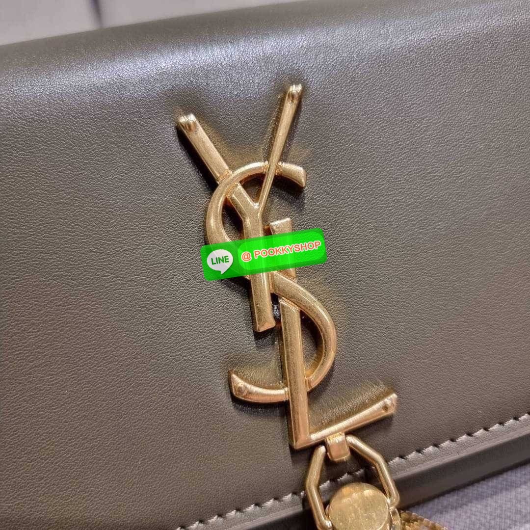จัดให้อย่างสาสม!! กับกระเป๋าสะพาย Yves Saint laurent small kate bag สุดหรู จากเคาน์เตอร์ vip dutyfree ทรง woc ที่แสนจะฮอตปรอทแตก ดีไซน์เรียบ แต่แอบมีดีเทลความหรูที่พู่ห้อยสีทองโดดเด่น เพิ่มความแพงอีกหนึ่ง วัสดุหนังแท้สัมผัสดีงาม ใช้งานง่ายเพียงแค่เปิด-ปิด