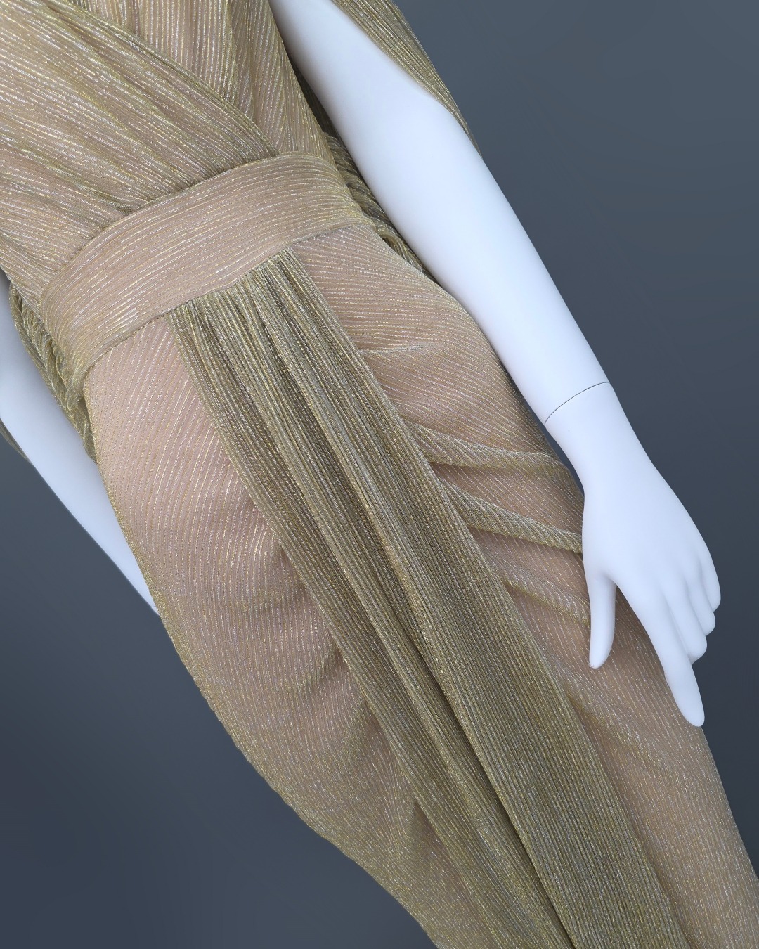 เดรสแฟชั่น แม็กซี่เดรสเสื้อคอวีคลุมแขน กระโปรงเข้ารูปตรงสะโพก จับเดรปตรงกลาง