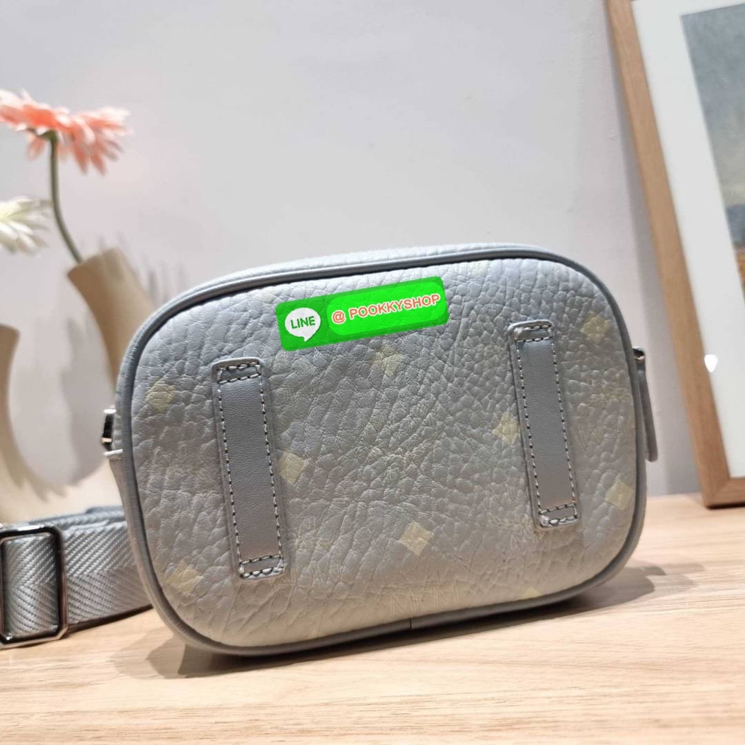 MCM X-MINI KLASSIK CROSSBODY BAG IN VISETOS รุ่นยูนิเซ็กส์มาแล้วจ้า!! ไซส์นี้ใช้ได้ทั้งหนุ่มๆสาวๆไปเลย กระเป๋าสะพายข้างทรงครอสบอดี้ ใบเล็กขนาดกะทัดรัด วัสดุหนังแคนวาสคุณภาพดี มีช่องหลัก 2 ช่อง ภายในมีช่องย่อยให้ 1 ช่อง มาพร้อมสายสะพายสปอร์ตที่ดีไซน์หรูไม่
