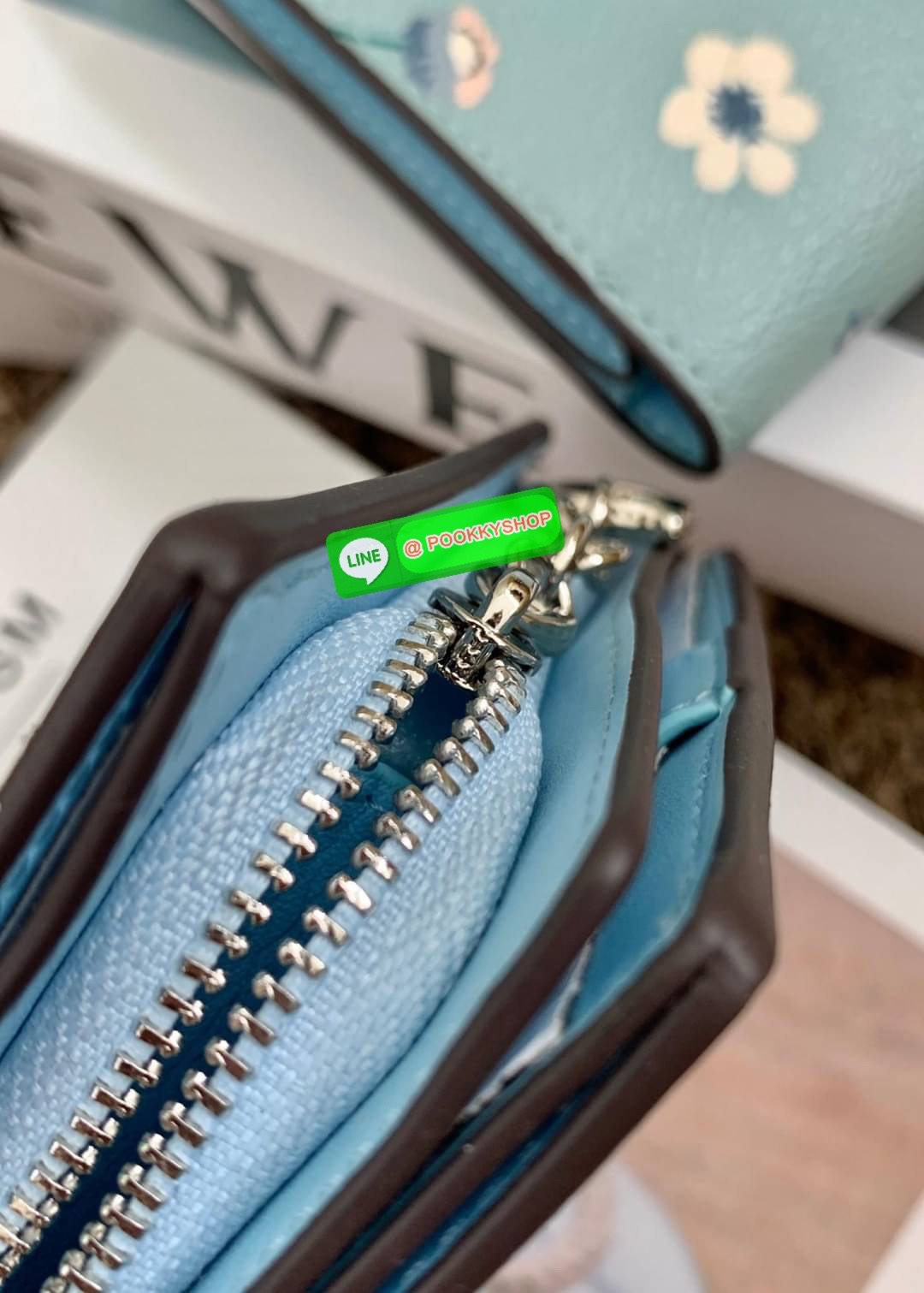 COACH SNAP WALLET ((8704//6941)) 🌍พร้อมส่ง ห้ามพลาด ก่อนหมดค่ะ! ✔️กระเป๋าเงินใบสั้น หนังแท้ แต่ละสีปริ้นลายได้สวยงาม แตกต่างกันไปค่ะ ✔️เปิด-ปิดกระเป๋าแบบกระดุม ภายในมีช่องใส่ธนบัตรตามยาว และช่องเสียบบัตร5ช่อง//มีช่องซิปแยกฝั่งห้อยด้ว