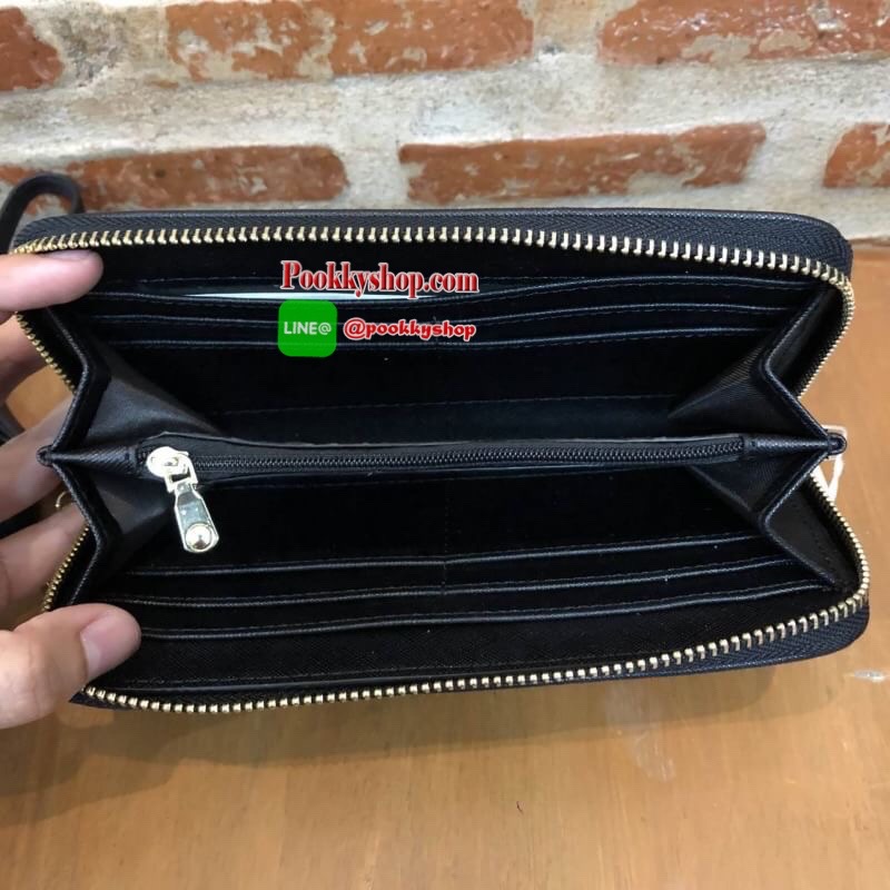 ZARA SAFFIANO BAG กระเป๋าสตางค์ทรงยาว รุ่นฮิต สวยเว่อร์ หนังsaffiano เปิดปิดด้วยซิปรอบ อะไหล่ทองสุดหรู มีพู่ฟรุ้งฟริ้งและสายคล้องมือ พร้อมด้วยถุงผ้าจากช็อป ภายในมีช่องซิปตรงกลางและช่องเสียบบัตร คล้องมือถือเป็นคลัชท์ก็งามคะ Don't missคร้า