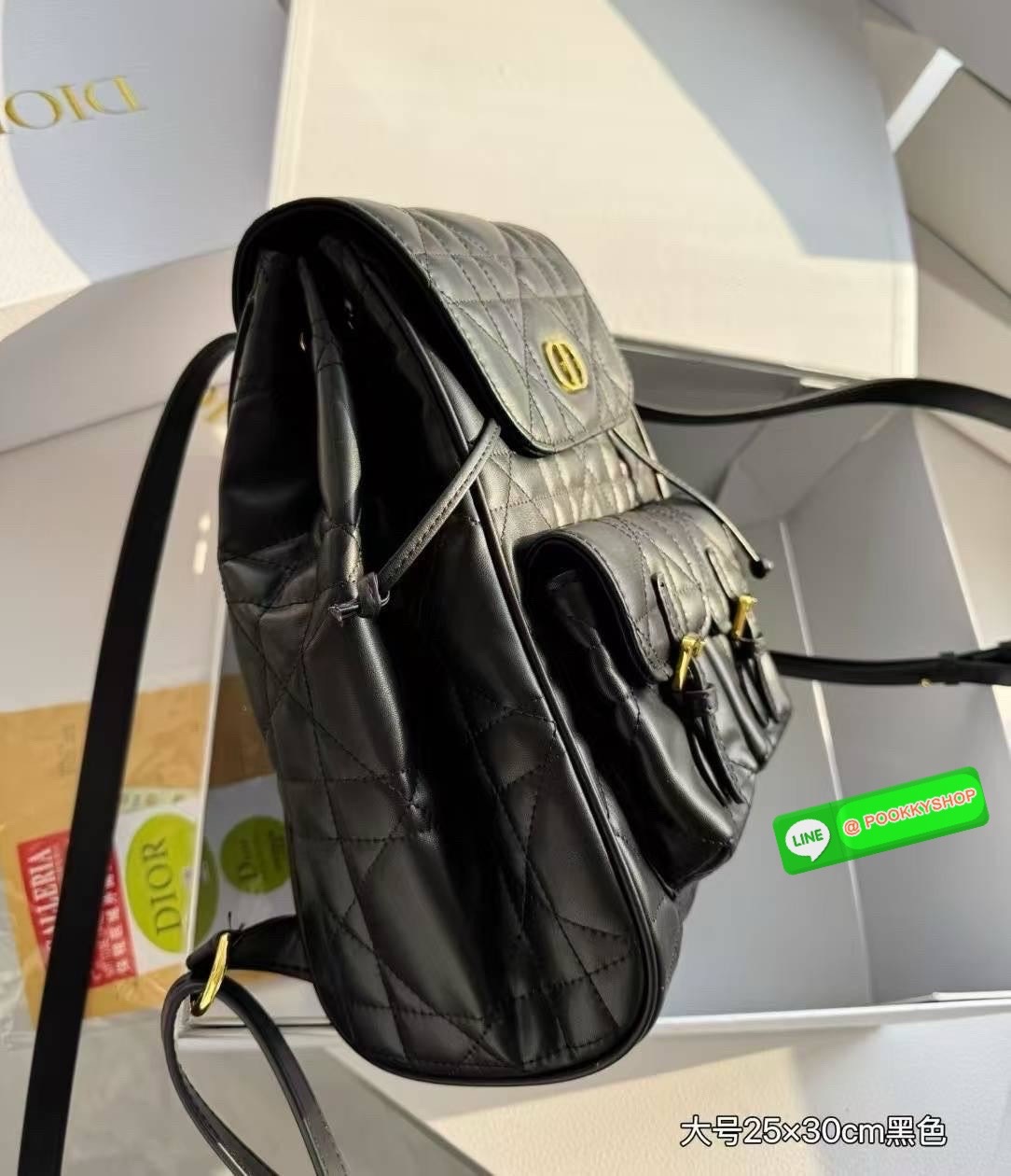 DIOR Medium Caro Backpack กระเป๋าเป้ไซส์กลาง ขนาดกำลังดีน่าใช้ หนังสวยเกินเรื่องมากๆ สัมผัสนิ่ม หรูหรา หูจับในตัวดีไซน์โค้งมนอะไหล่ทองสวยโดดเด่นไม่เหมือนใคร ที่สุดของความลัคชูต้องยกให้แบรนด์นี้ ทันสมัยและสง่างาม ราคาคุ้มที่สุดในย่านนี้บอกเลย!!