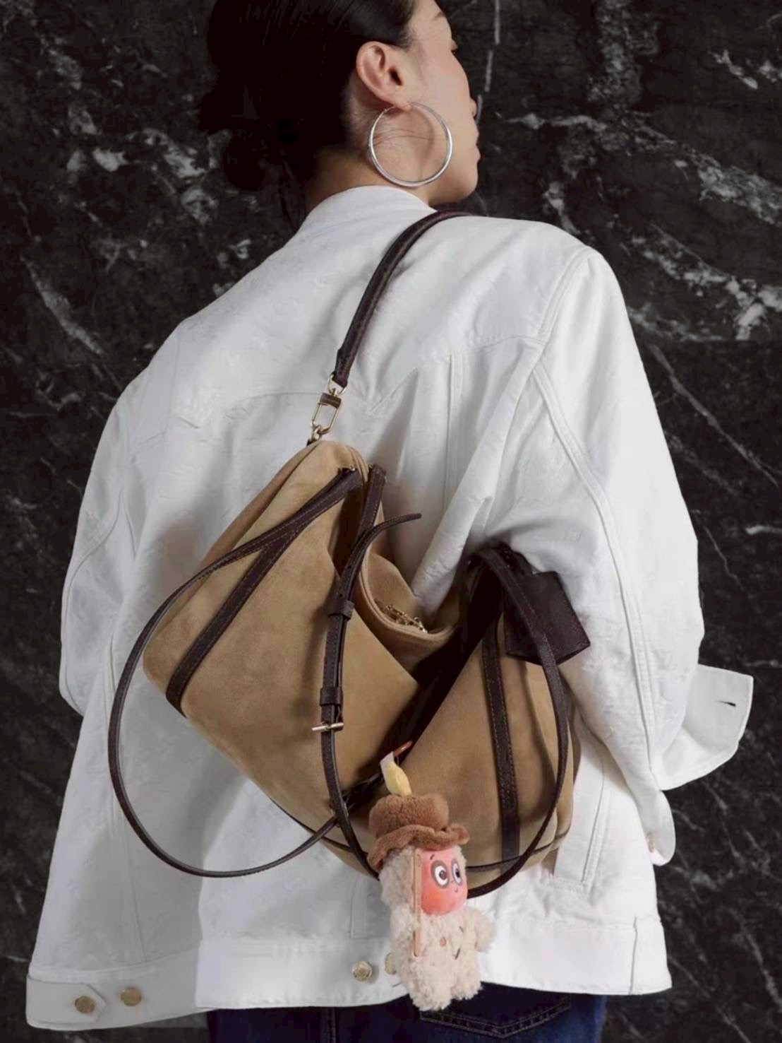 กระเป๋าทรง hobo suede bag ดีไซน์เรียบแต่ดูแพงสุดๆ งานหนังกลับนุ่มมือ ผสมกับสายหนังเรียบเนียนคุณภาพดี ให้ฟีลหรูมีคลาสแบบมินิมอลยุโรป ใบนี้ใช้งานได้จริงทุกวัน ดูดีทั้งถือและสะพาย ทรงนิ่มแต่ไม่ย้วย มีโครงเล็กน้อยช่วยให้ตั้งสวย ช่องซิปหลักเปิดกว้าง หยิบของง่า