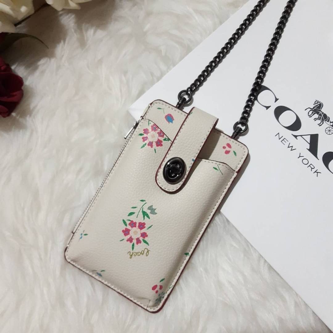 COACH 825 TURNLOCK CHAIN PHONE CROSSBODY IN BLOCKED SIGNATURE CANVAS ฮอตและปังกว่านี้ไม่มีแล้ว!! กระเป๋าเอนกประสงค์ สำหรับใส่โทรศัพท์ ใส่บัตรได้ มีช่องซิปแยกให้ด้วย ขนาดพกพาดีงาม!! 💕 ใส่โทรศัพท์ได้ทุกรุ่นน้า สายสะพายยาวประมาณ 23" (วัดจากไหล่)