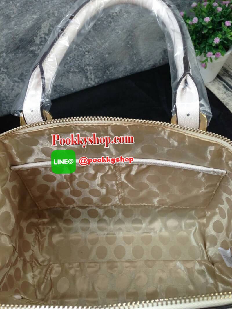 KATE SPADE NEW YORK กระเป๋าถือหรือสะพาย หนัง safiano ทรงพัดหูยาว เปิดปิดด้วยซิปสะดวกใช้ หูหิ้ว สามารถปรับความยาวได้ 3 ระดับ สามารถสะพายไหล่ได้เลยค่ะ ภายในบุผ้าลายแบรนด์ มีช่องด้านใน ใส่ของจุกจิก และช่องใส่ซิป มาพร้อมสายสะพายยาวปรับด้ 5 ระดับ สามารถสะพายไห