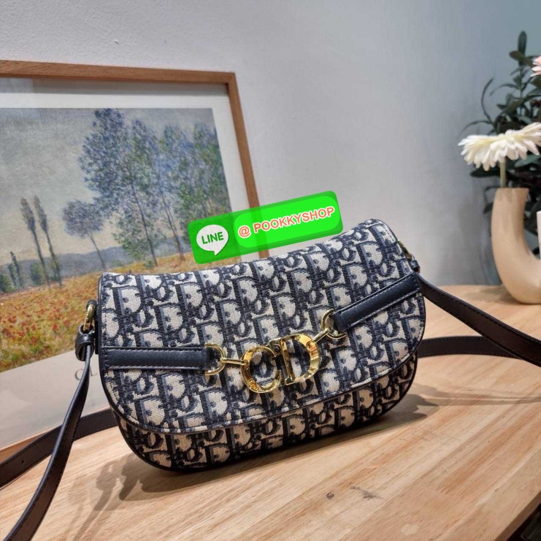 กระเป๋าสะพายทรงสวย ดีไซน์โลโก้โดดเด่นและหรูหรา ดีเทลดูดีมีกิมมิคในตัว