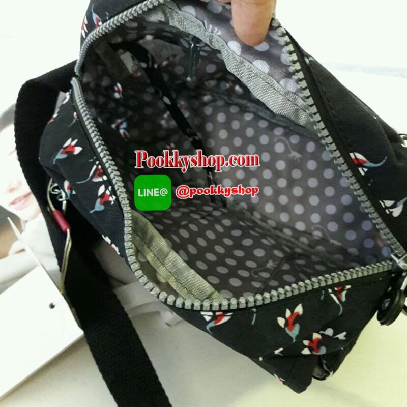 พร้อมส่ง KIPLING mini handbag k15313 กระเป๋าสะพายสุดน่ารัก ด้วยทรงกระเป๋าที่แสนจะน่ารัก มีความโค้งมน ขนาดกำลังดี ใช้งานง่ายๆในทุกวันของคุณ มีช่องด้านหน้าเปิดปิดง่ายด้วยตีนตุ้กแก และช่องอเนกประสงค์ปิดมิดด้วยซิป พร้อมพวงกุญแจน้องลิงอันเป็นเอกลักษณ์ของแบรนด์