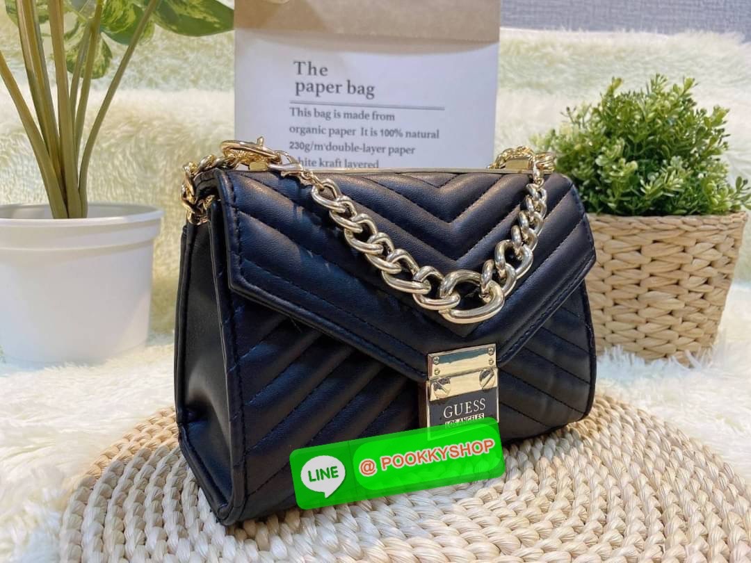 GUESS กระเป๋าสะพายทรงน่ารัก สวยอยู่ทรง ขนาดกำลังดี น้ำหนักเบา ด้านหน้ามีโลโก้แบรนด์อะไหล่ทอง โซ่ห้อยด้านหน้าไม่ชอบ สามารถถอดได้ เปิดปิดด้วยกระดุมแม่เหล็กสะดวกใช้ ภายในมี 1 ช่องย่อย และ 1 ช่องซิปเล็ก