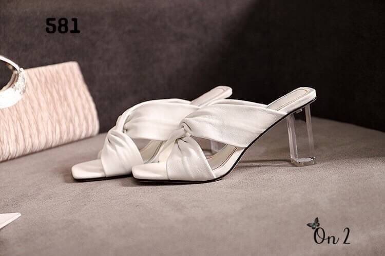 รองเท้าส้นสูง ส้นแก้วดีไซน์หน้าไขว้หนังนิ่มพื้นช่วงหน้าหัวตัดใส่แล้วช่วยให้เท้าดูขาวเรียวสวย มา 2 สีค่ะ
