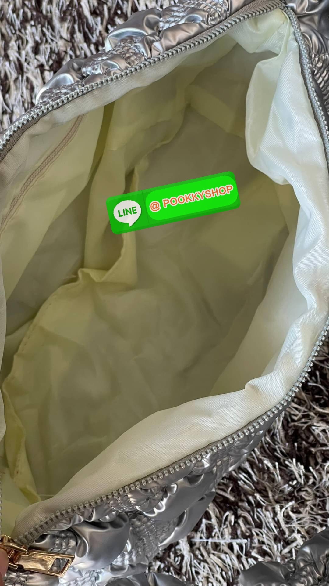 C Cozy Shoulder Bag สายแฟชั่นเกาหลีห้ามพลาด เป็นกระเป๋าที่กำลังได้รับความนิยมอย่างมากในเวลานี้ ถูกออกแบบมาให้มีลักษณะนุ่มนิ่มไม่ต่างจากพัฟเฟิลโค้ตหรือผ้านวม เลือกหยิบมาใช้ แมตช์เข้ากับคอสตูมได้ในแต่ละวัน รูปทรงและงานดีไซน์ที่มีความโดดเด่น และแตกต่างจากกระ