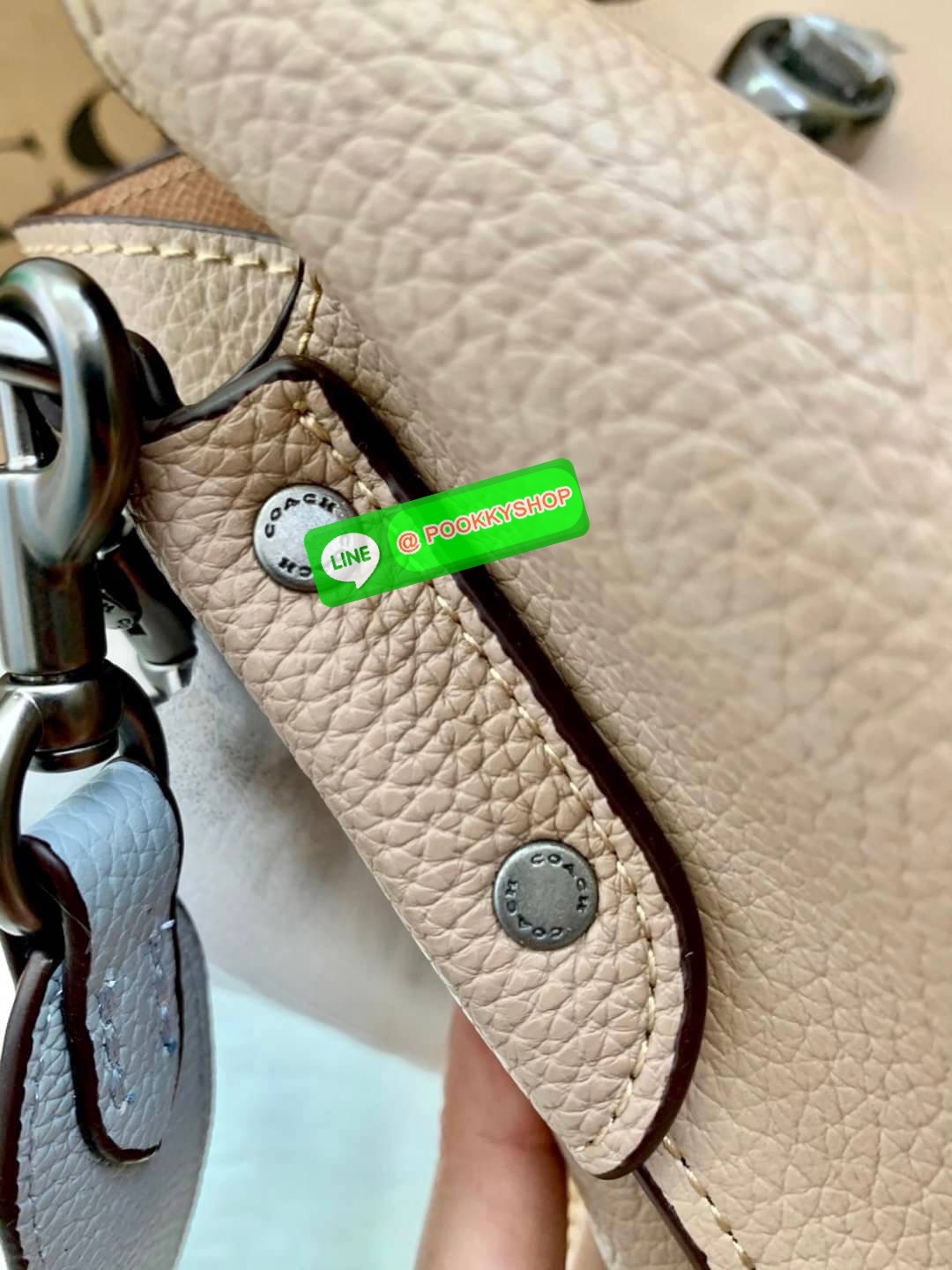 COACH WILLOW SHOULDER BAG ((C2745//C2590//C2621)) พร้อมส่ง ไม่ให้หลงรักยังไงไหว 🔺กระเป๋าหิ้ว//คล้องไหล่//สะพายข้าง สุดคุ้ม! หนังแท้ชั้นดีที่สุด ได้ไปหลงรักแน่นอนค่ะ หนังสวยมากๆ 🔺ตัวกระเป๋าแบ่งเป็นสองช่องหลัก ด้านนึงเป็นแบบหมุนล็อค//อีกด้าน