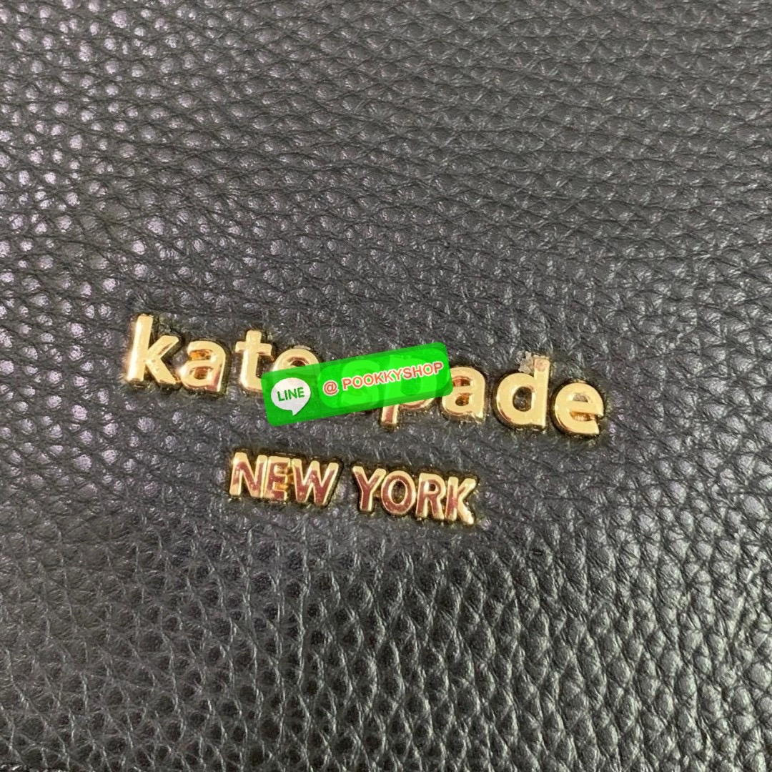 KATE SPADE NEW YORK Sinch Pebbled Leather Medium Flap Backpack กระเป๋าสะพายเป้หนังนิ่มลายหนังสวย ด้านหน้าตกแต่งด้วยชื่อแบรนด์ มีช่องซิปเล็กด้านข้างกระเป๋า 1 ช่อง ช่องใหญ่เปิด-ปิดด้วยตัวรูด ด้านในโล่งกว้างจุของได้เยอะมาก และมีช่องซิปใส่ของจุกจิกค่ะ