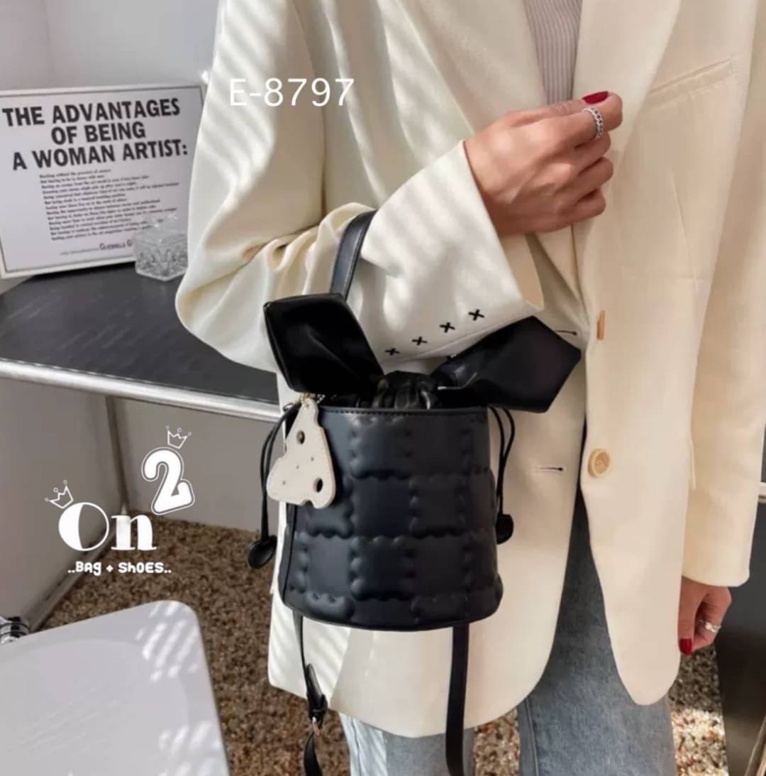 กระเป๋าสะพายแฟชั่นทรงถัง เปิดปิดแบบหูรูด มัดเป็นโบว์น่ารักมากค่ะ มาพร้อมสายสะพายยาว จะถือหรือสะพายก็เริ่ดคร่า