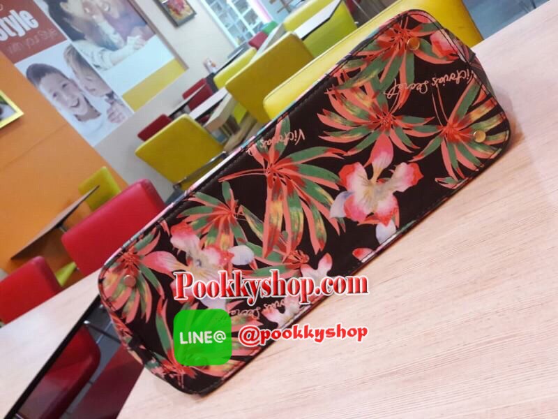 พร้อมส่ง Victoria's Secret Shopping Bag กระเป๋าอเนกประสงค์สุดสวยสะดุดตา วางตั้งได้ ไม่ยุบไม่ย้วย ใส่ของใช้สารพัดในทุกที่ทุกเวลา เปิดปิดง่ายๆด้วยกระดุมแป๊ก ฐานวางตั้งอยู่ทรงมีหมุดรองกระเป๋า พร้อมอักษรแบรนด์สีเงินแวววาวด้วยจ้า