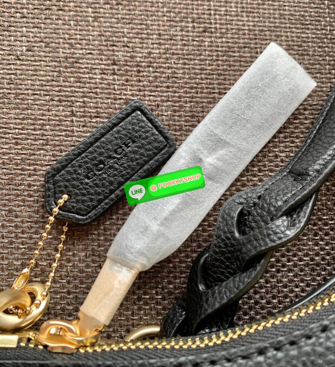 COACH JULES HOBO BAG ((C9189//9190)) 🌍พร้อมส่งที่ไทย! ต้องบอกก่อนว่าหนังรุ่นนี้อย่างดี นิ่มมากๆ สัมผัสแล้วรู้สึกละมุน กับกระเป๋าใบใหญ่ ทรงสวย เปิดปิดกระเป๋าแบบซิปมีหนังห้อยเพิ่มความเก๋ตรงหัวซิปค่ะ ภายในกระเป๋ากว้างมาก ใส่สัมภาระได้ครบครัน หายห่วงเ