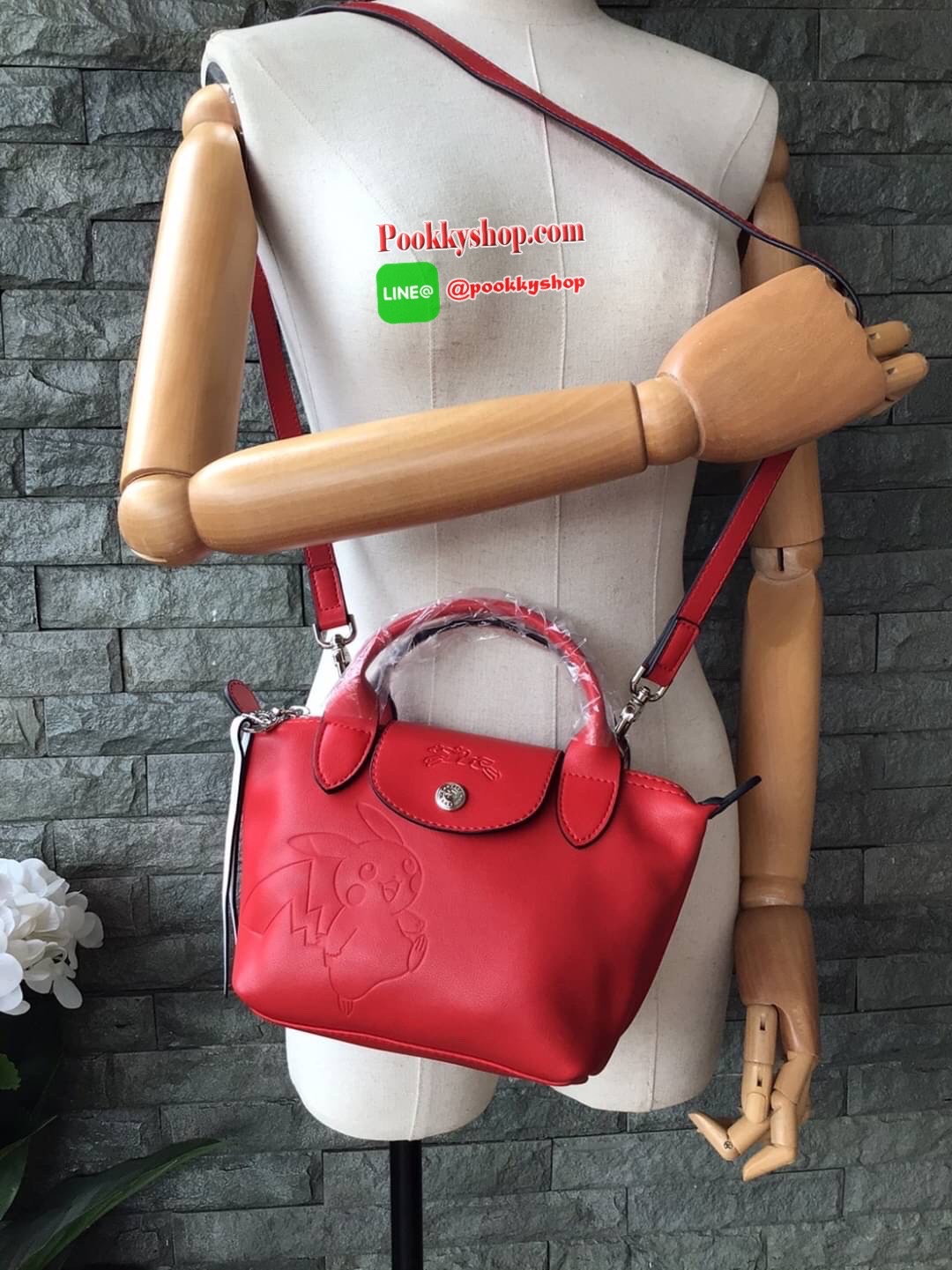 🚚 พร้อมส่ง 🚚 LONGCHAMP X POKE’MON TOP HANDLE BAG XS ขนาด มินิ รุ่น 1500 Collection LE PLIAGE CUIR Fall/ Winter เรียบหรูอย่างฝรั่งเศสกับความน่ารักคาวาอิแบบญี่ปุ่นมาผสม ซึ่งจะเป็นการนำเอาลวดลายพิคาชูมารังสรรค์ลงในกระเป๋าสุดคลาสสิกของแบรนด์ ก