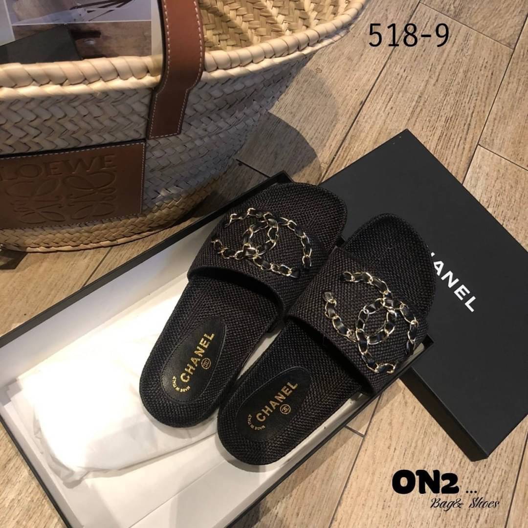 รองเท้าแตะchanel หน้าแต่ง อะไหล่โซ่รอย cc สวยมากค่ะ ผ้ากระสอบ collection ใหม่ เพิ่มความ ชิคไปอีก ภายในบุนวม ใส่สบายมาก