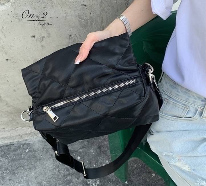🇰🇷Korean style crossbody bag🇰🇷 🔹กระเป๋าสะพายข้าง หนังพียู 🔹PU Leather crossbody bag 🔹ตัวกระเป๋าเดินด้ายสีดำ เย็บตาราง 🔹สายสั้นเป็นสายโซ่ร้อยหนัง 🔹สายยาวผ้า ปรับความยาวได้ 🔹อะไ