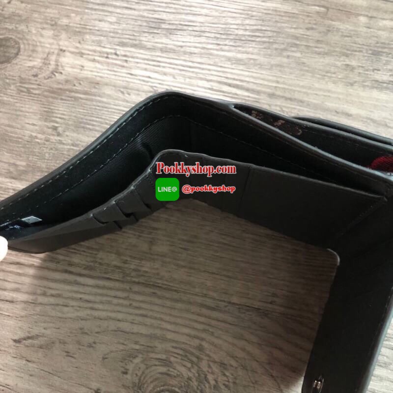 COACH Small Wallet in Floral Print Coated Canvas กระเป๋าสตางค์ใบสั้น สามารถใช่งานได้ทั้งด้านหน้าและด้านหลัง ด้านหน้าเปิด - ปิดด้วยกระดุม ภายในมีช่องใส่บัตรและธนบัตร ด้านหลังเปิด - ปิดด้วยกระดุม มีช่องสำหรับใส่เหรียญ