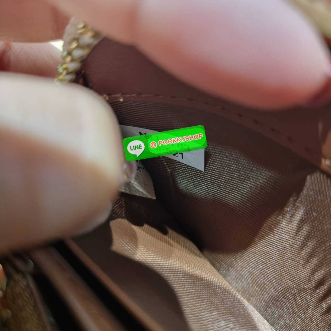 COACH CF521 LONG ZIP AROUND WALLET WITH SIGNATURE MONOGRAM 🔆 Details กระเป๋าสตางค์ใบยาว คอลเลคชั่นใหม่ กับดีไซน์ใหม่ ฉีกกฏทุกการดีไซน์ ด้วยลวดลายโมโนแกรมรอบใบโดดเด่น สะดวกใช้งานด้วยสายคล้องมือที่สามารถถอดออกได้ พกพกง่ายที่สุด รูดใช้งานด้วยซิปรอบใบ