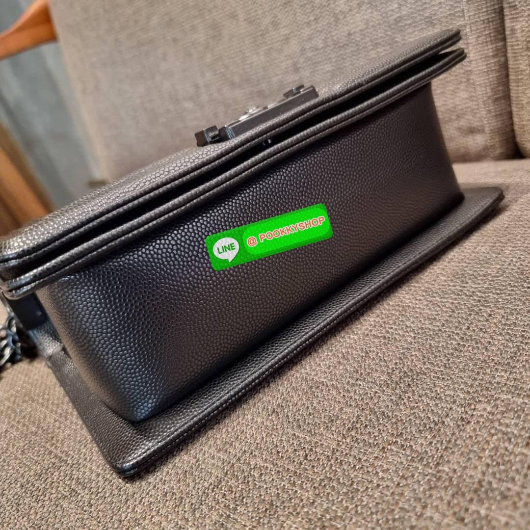 Chanel รุ่นสุดฮอต ดีไซน์อะไหล่ดำ เรียบหรูมากๆ!! วัสดุหนังลายคาร์เวีย ทรงคลาสสิคที่สาวๆห้ามพลาด!! ในราคาสุดจะคุ้มจากเคาน์เตอร์ dutyfree เปิด-ปิดกระเป๋าด้วยตัวล็อค ภายในโล่งกว้าง ไซส์ใหญ่ใส่ของได้เยอะ มีช่องแยกในกระเป๋า มาพร้อมสายสะพายโซ่สลับหนังรองบ่า (ถอด