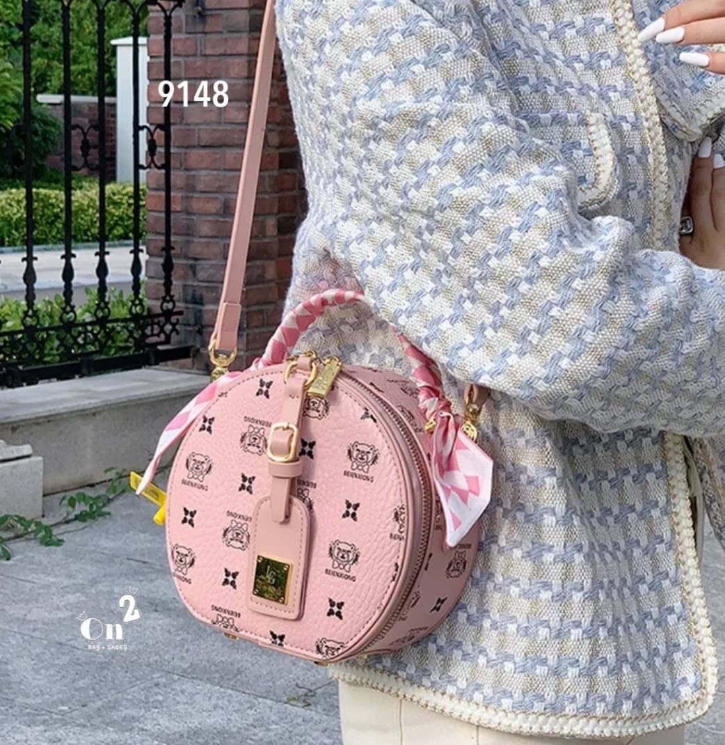 NEW-IN🤎🤎ใบนี้น่ารักมากค่ะ มาใหม่ทรงกลม งานคุณภาพเช่นเคย มาพร้อมสายยาวครอสบอดี้ พกใบเดียวจบ แนะนำเลยค่า✨