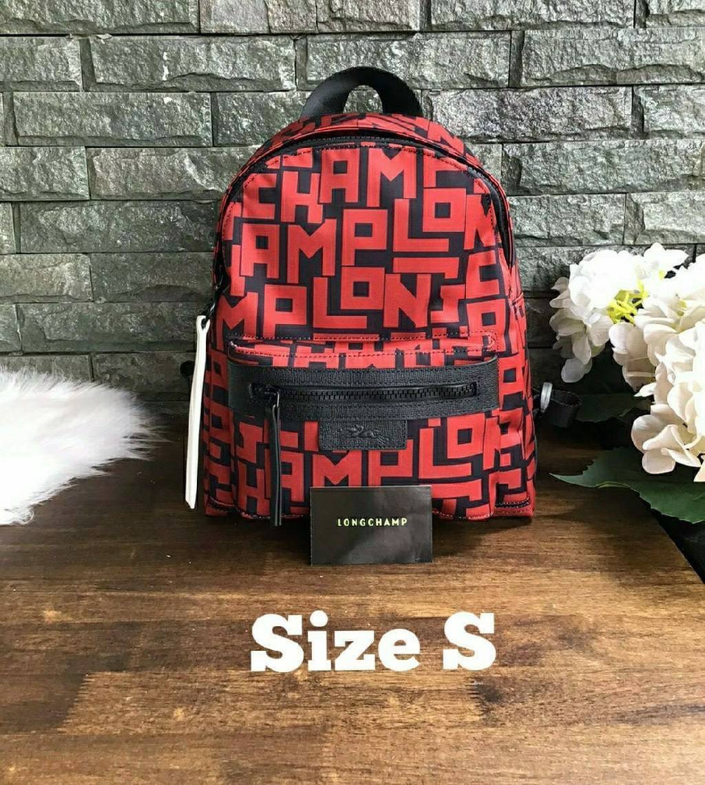 LONGCHAMP LE PLIAGE LGP BACKPACK รายละเอียด • วัสดุ: ผ้าใบ • อะไหล่: นิกเกิล • ตัวกระเป๋า: ผ้าใบโพลีอะไมด์เคลือบด้านใน • ตกแต่ง: หนังวัว รายละเอียดภายนอก • การปิด: ด้วยซิป • สายสะพาย: เลื่อนปรับระดับได้ • ช่อง: 1 ช่องซิป ภายใน • ช่องใส่ของ: 1 ช่อง ช่องด้า