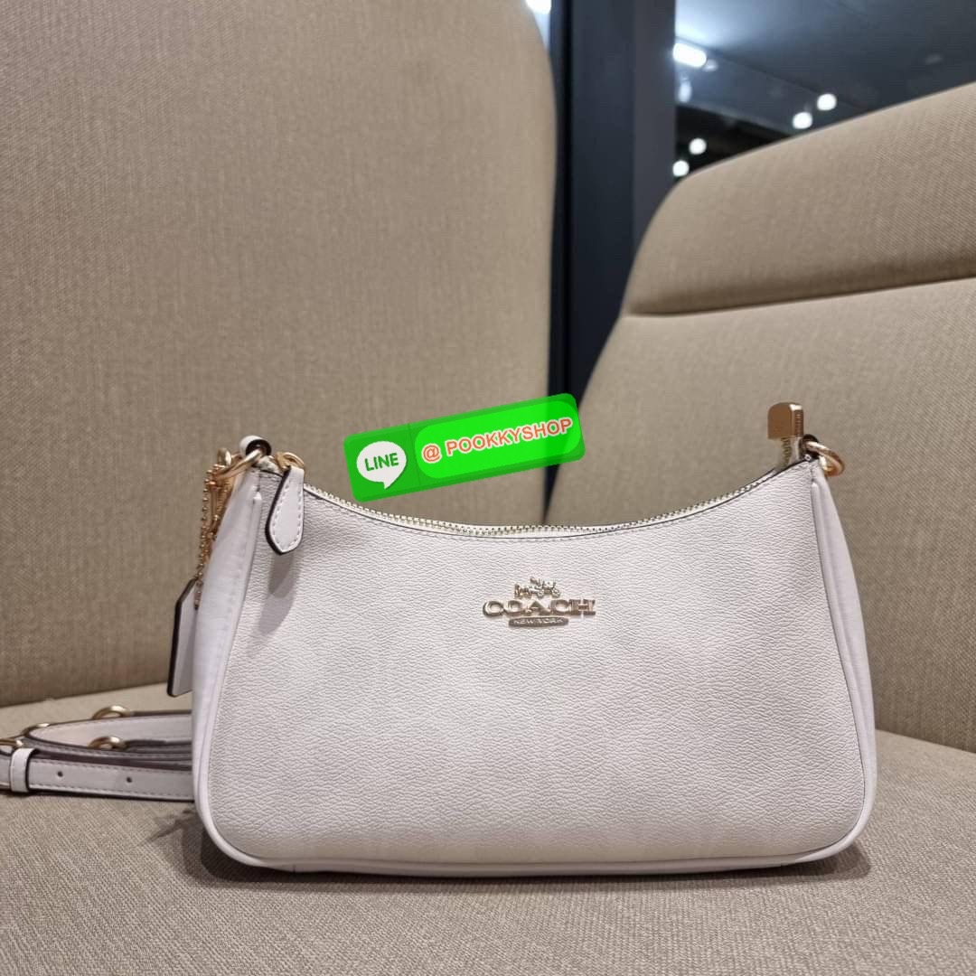 COACH CA548 TERI SHOULDER BAG IN SIGNATURE CANVAS คอลเลคชั่นใหม่ล่าสุด ที่สาวๆรอคอย กระเป๋าสะพายไหล่กึ่งทรงพอช พร้อมเสิร์ฟความสวยถึงบ้านไปเลยก่อนใคร แบบไม่ต้องพรีฯ ด้วยดีไซน์คลาสสิคที่แอบแฝงความเรียบหรู มาพร้อมสายสะพาย 2 เส้น เป็นสายโซ่คล้องแขนและสายสะพาย