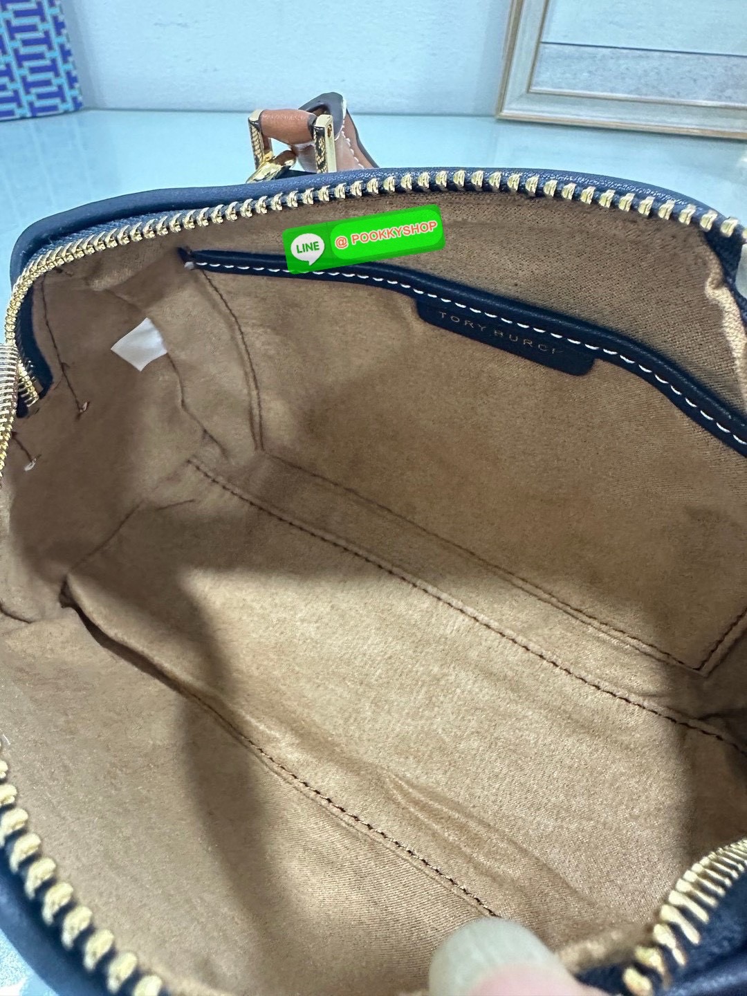 💙ToryBurchMiniBostonBag 🖤💫 • รุ่น: Mini Boston Bag จากแบรนด์ Tory Burch — ลักษณะทรง Boston น้ำหนักเบา มีหูจับด้านบน + สายสะพายแบบปรับได้ในบางรุ่น ใช้หนังหรือผสมวัสดุต่างๆ ตามรุ่นย่อย.