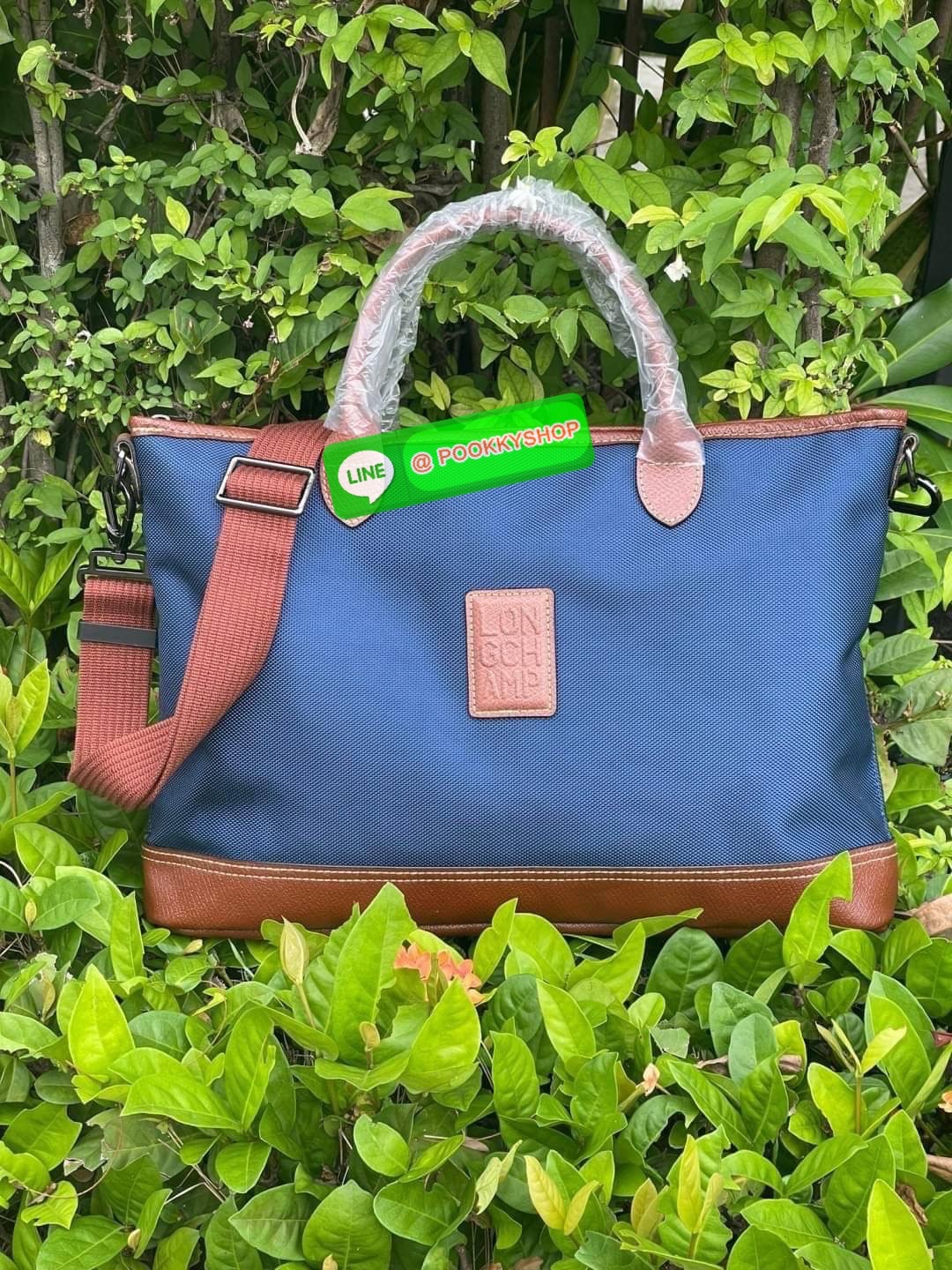 LONGCHAMP BOXFORD TRAVEL BAG M กระเป๋าเดินทางขนาดกลาง มาพร้อมสายสะพายที่สามารถถอดได้ ให้คุณเลือกสะพายไหล่หรือถือได้ มีซิปรูดเปิดปิดกระเป๋าที่ให้คุณมั่นใจได้ว่าคุณจัดเก็บไอเท็มของคุณได้อย่างมิดชิด บ็อคฟอร์ด (BOXFORD) สะท้อนความเป็นเอกลักษณ์ของแบรนด์ที่เปี่