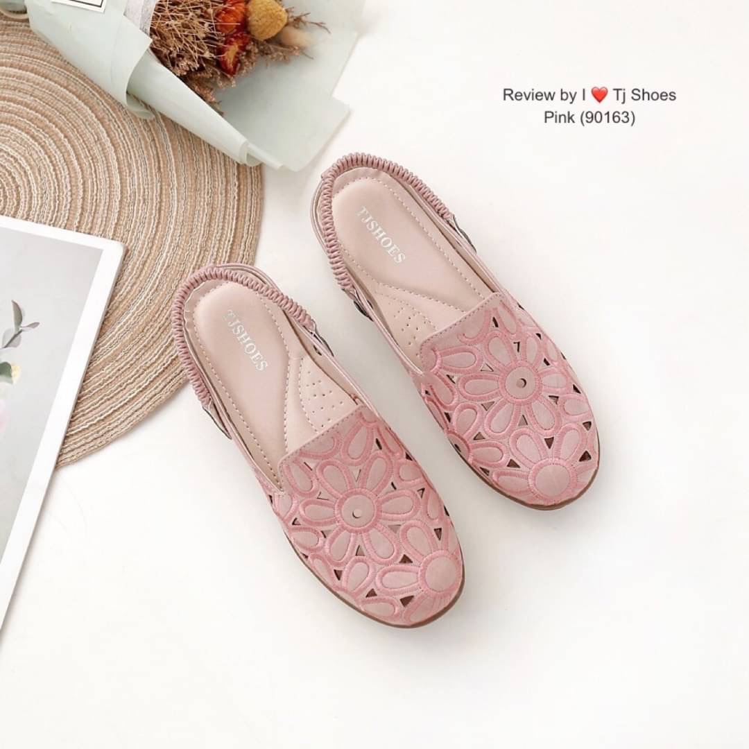 พร้อมส่งรองเท้าเพื่อสุขภาพ ที่ทั่งเกร๋ทั้งน่ารักสุดๆ รองเท้ารุ่นนี้เป็นงานสั่งทำพิเศษ หนังนิ้มนิ่ม ฉลุลายน่ารักๆ มีรูระบายอากาศใส่แล้วเท้าไม่อับ สายยางยืดปรับขึ้นลงได้ ใส่ได้ 2 แบบ น้ำหนักเบา ใส่นุ่มเดินทั้งวันได้สบายมากๆ ส้นยางเกรดพรีเมี่ยมอย่างดี แมทกับ