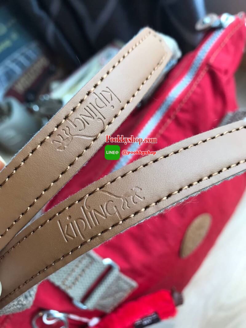 Kipling women’s amiel handbag (k15371) กระเป๋าถือหรือสะพายข้างได้ วัสดุpolyamide100%เปิดปิดกระเป๋าแบบซิปเดียว ภายในมีฐานกว้าง มีช่องซิป ช่องเล็กแยกเป็นสัดส่วนพร้อมสายห้อยกุญแจ ด้านหลังกระเป๋ามีช่องซิปยาวหนึ่งช่องใช้งานได้จริง มาพร้อมสายสะพายถอดออกได้ ปรับ