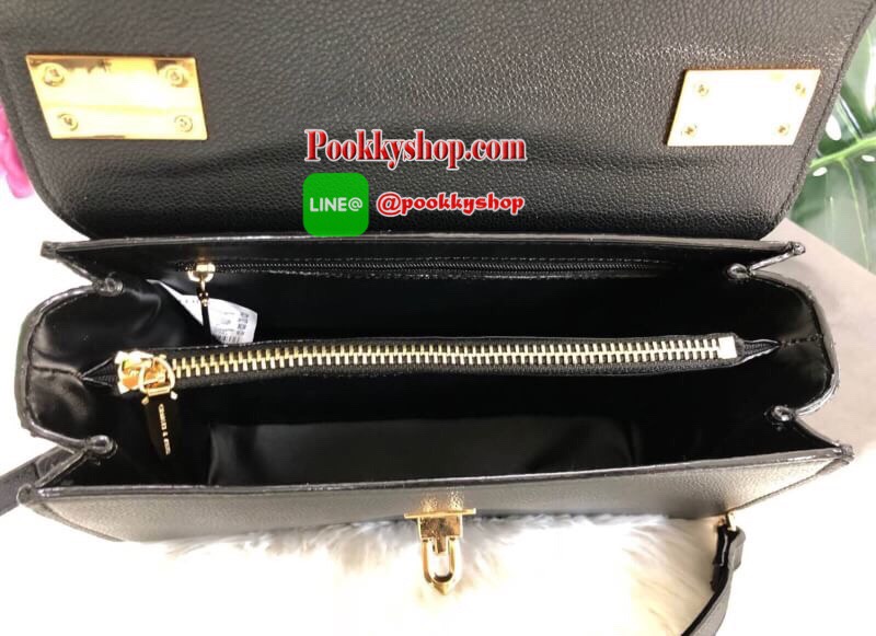 New in !!! CHARLES & KEITH CLASSIC FRONT FLAP CROSSBODY BAG ล็อตนี้อะไหล่แบบวินเทจ ใบจริงหรูมากค่ะ! กระเป๋าสะพายข้างหรือรวบสายเปลี่ยนแบบถือเก๋ๆ ก็ได้ค่ะ วัสดุหนังคาร์เวียร์ด้านตัดหนังกำมะหยี่ด้านข้างได้อย่างลงตัวสวยงาม เปิดปิดกระเป๋าแบบกดล็อคอะไหล่โลหะแบร