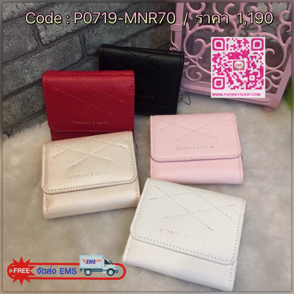 CHARLES & KEITH STITCHED SQUARE WALLET กระเป๋าเงินใบสั้นรุ่นนี้พอดีฝ่ามือค่ะ ด้านหน้าเดินได้เป็นลายตาราง ปั๊มโลโก้แบรนด์สีทอง. เปิดปิดด้วยกระดุมแม่เหล็ก ช่องใหญ่จะเปิดปิดด้วยกระดุม ภายในมีช่องใส่บัตรเยอะ มีช่องใส่ธนบัตรตามแนวยาว ที่ด้านหลังเป็นช่องซิปใส่เ