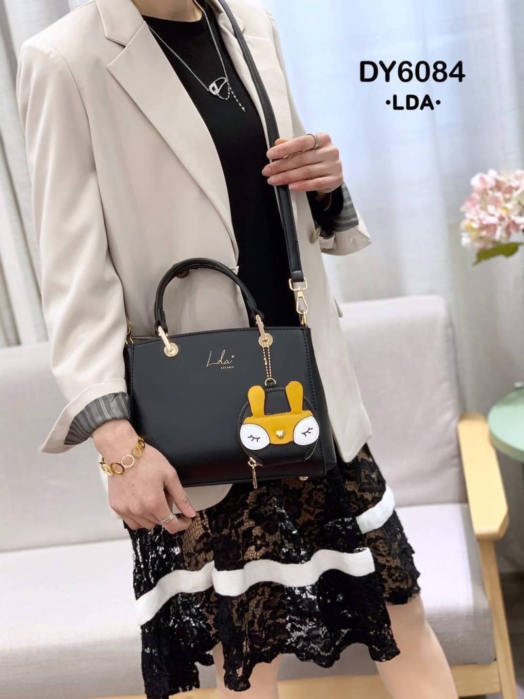 พร้อมส่ง!!! กระเป๋าสะพายแบรนด์ LDA ของแท้💯 📝ลดา รุ่นใหม่ล่าสุด สวยมาก ใบใหญ่ หนังเรียบหรูดูดี สีสวยทุกสีค่ะ อะไหล่ทองปั๊มทุกจุด ตรงกลางติดโลโก้แบรนด์ ดีไซน์สวยแบบทันสมัย หูจับแข็งแรงทนทาน งานถือได้สะพายข้างได้ ซับในปั๊ม แบ่งเป็น 2 ช่องใหญ่