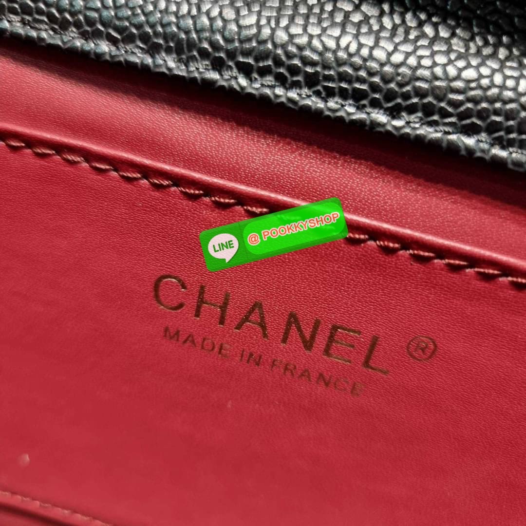 RESTOCK!! ลายวียอดฮิต Premium for gift จากแบรนด์ Chanel กระเป๋าสะพายข้างหนังลายคาร์เวีย มาพร้อมโซ่สะพายในตัว (ถอดออกไม่ได้) อะไหล่ทองเรียบหรู ดูผู้ดี้ ผู้ดี!! เปิด-ปิดกระเป๋าด้วยกระดุมแม่เหล็ก ภายในกระเป๋าเป็นช่องโล่ง มีช่องแยก 1 ช่อง ช่องซิปกลางอีกช่อง ส