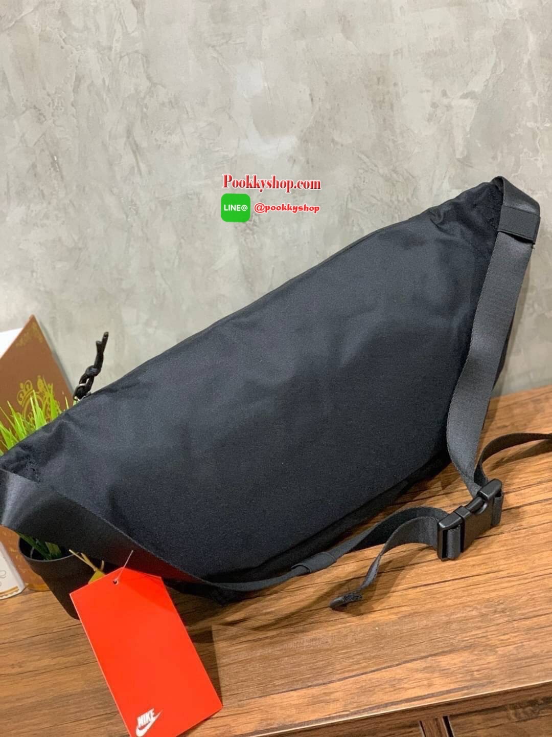 Nike Tech hip pack กระเป๋าคาดเอว Nike Tech สีใหม่..รุ่นใหม่ชนช้อป!! ให้คุณหยิบใช้อุปกรณ์กีฬาและพกพาได้อย่างง่ายดาย พร้อมโดดเด่นด้วยกระเป๋าซิป 2 จุดสำหรับเก็บสิ่งของ และสายกระเป๋าแบบปรับได้เพื่อให้แนบกับลำตัว ใช้งานได้คล่องตัว ใส่ของได้จุสมใจเลยคร้า